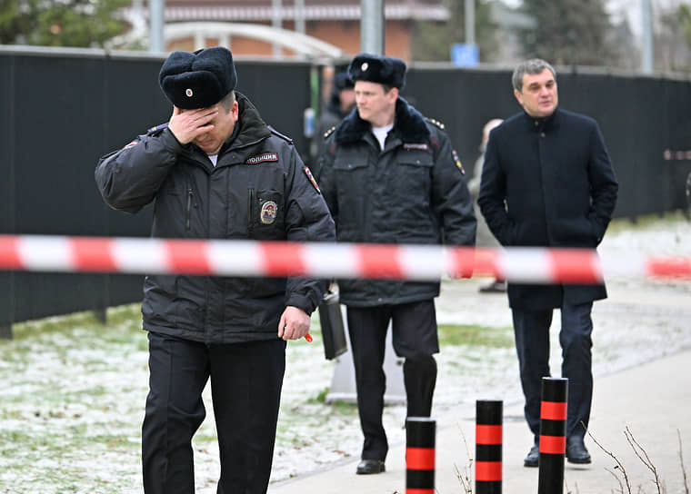 Сотрудники полиции рядом с школой в Одинцово, которая подверглась нападению