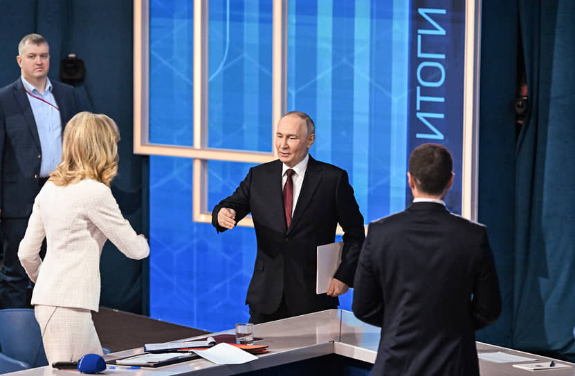 Президент России Владимир Путин и модераторы прямой линии — ведущая «Первого канала» Екатерина Березовская и журналист ВГТРК Павел Зарубин (справа)