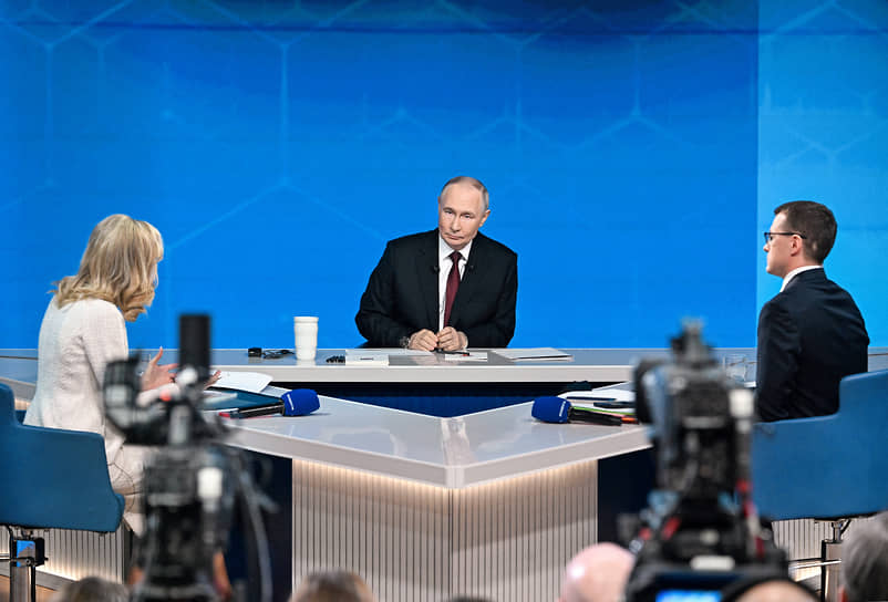 Слева направо: телеведущая «Первого канала» Екатерина Березовская, президент России Владимир Путин и политический обозреватель ВГТРК Павел Зарубин