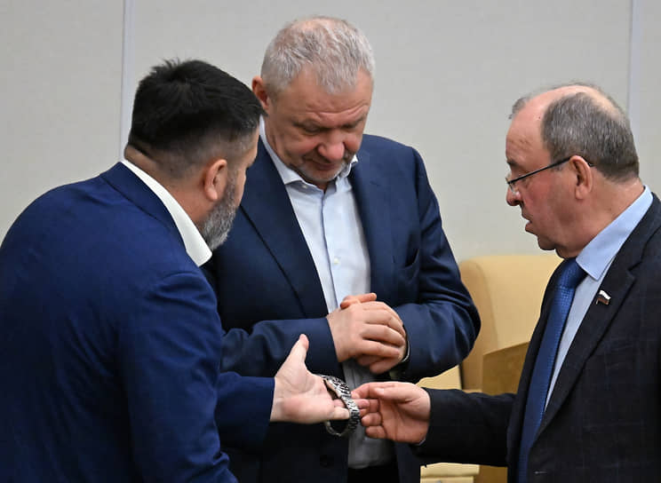 Парламентарии не тратили время зря  На фото (слева направо): Роман Птицын, Сергей Петров и Виктор Селиверстов 