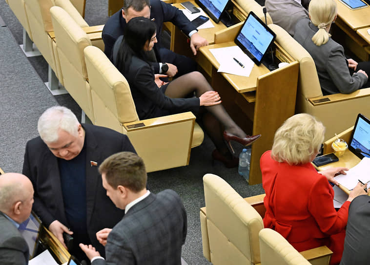 Член комитета по делам национальностей Анастасия Удальцова (в центре)  