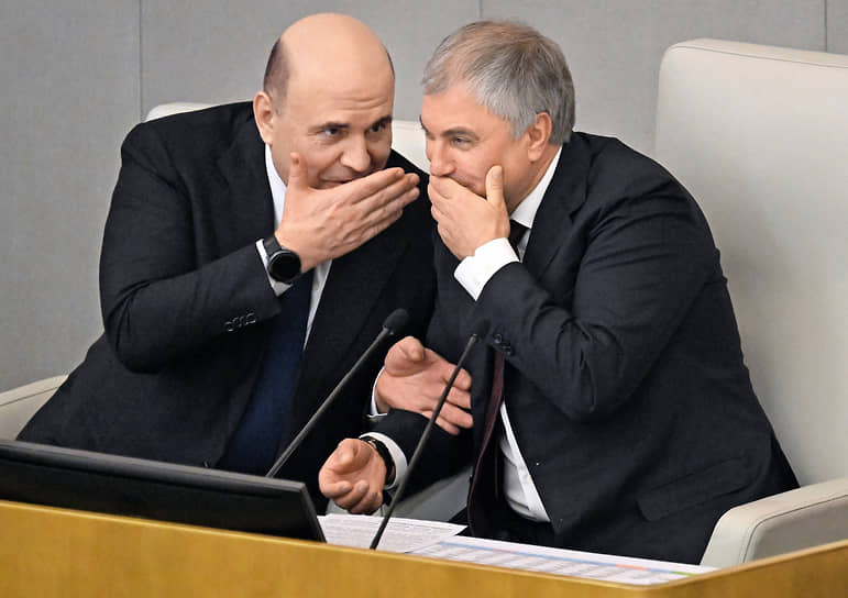 В марте премьер РФ Михаил Мишустин успешно отчитался перед депутатами о работе правительства за год  На фото: со спикером Госдумы Вячеславом Володиным (справа) 