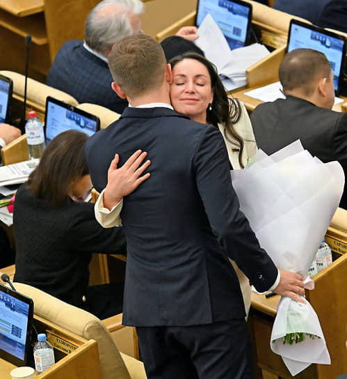 Депутаты не забывали поздравлять коллег с днем рождения  На фото: зампред комитета по молодежной политике Юлия Саранова  