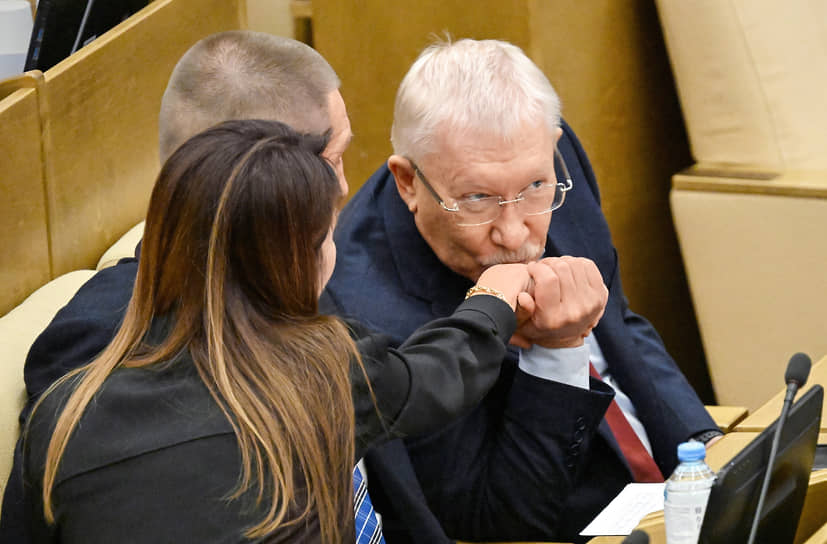 Правила думского этикета   На фото: председатель комитета по контролю Олег Морозов 