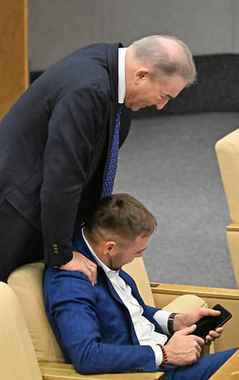 Физкультурная пауза  На фото: депутат, президент Федерации хоккея России Владислав Третьяк (слева) 
