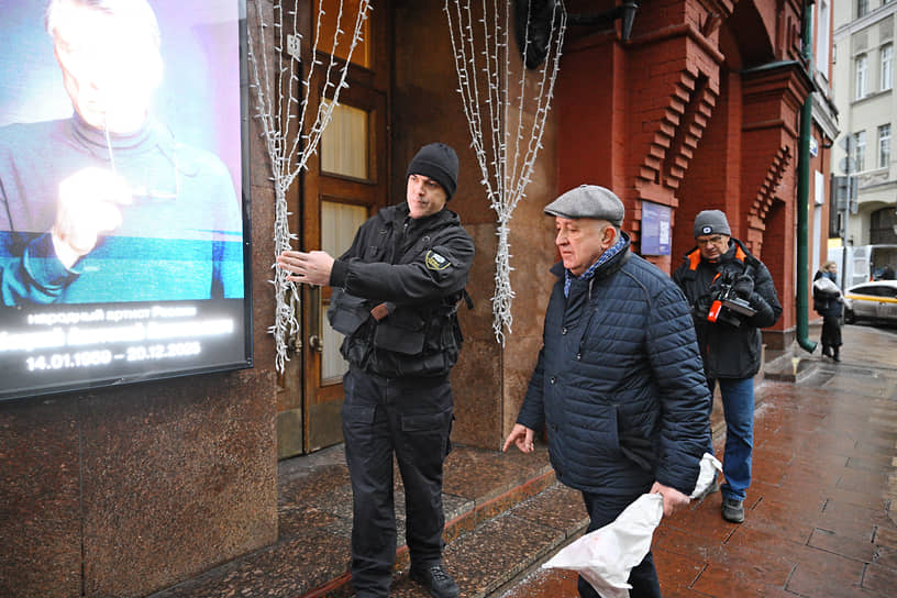 Актер Владимир Стержаков (в центре) 