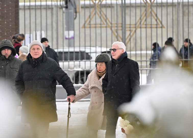 Режиссер Александр Зельдович (второй слева) и публицист, общественный деятель Алла Гербер (в центре) 