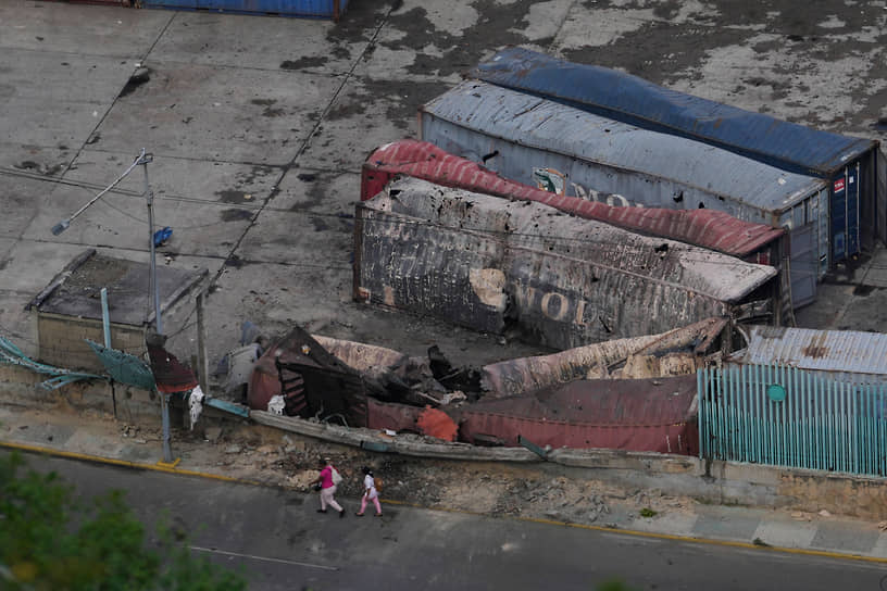 Контейнеры, разрушенные в результате американских ударов, в порту Ла-Гуайра