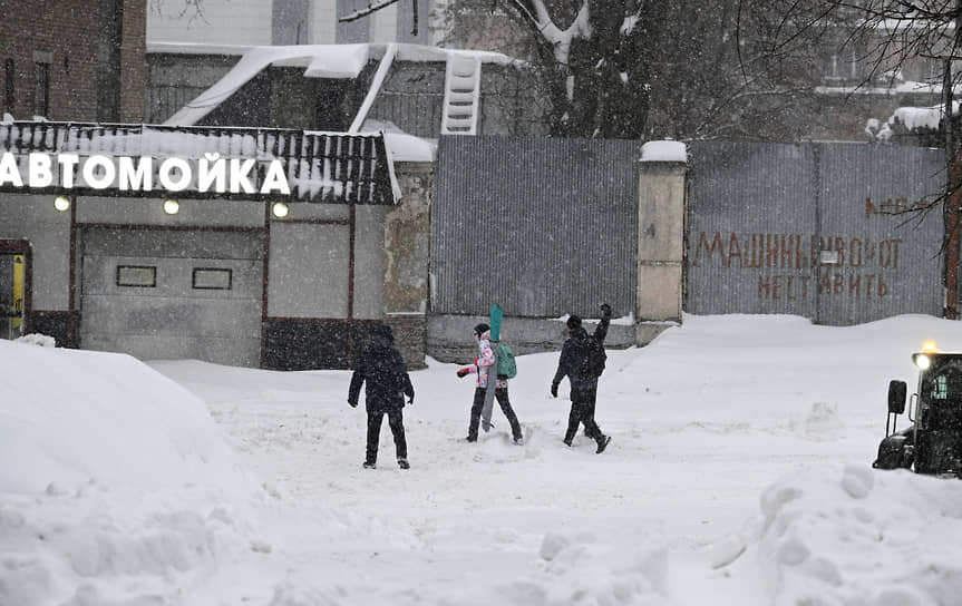 Из-за снегопада в Москве образуются сугробы рекордной высоты