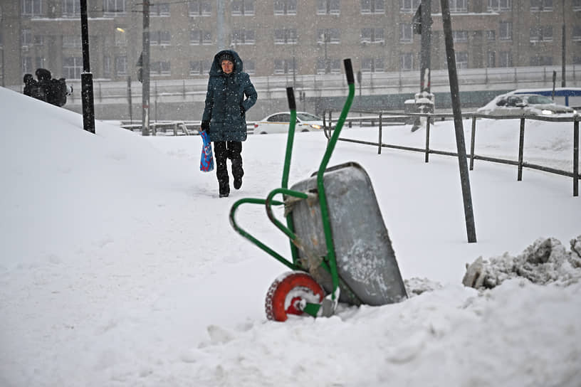 Пресс-служба Комплекса городского хозяйства Москвы сообщила, что столичные городские службы в круглосуточном режиме ликвидируют последствия снегопада