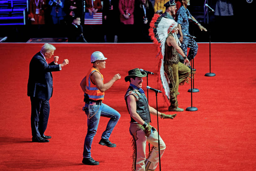 Дональд Трамп (слева) танцует с группой Village People во время митинга накануне своей инаугурации, 19 января 2025 года