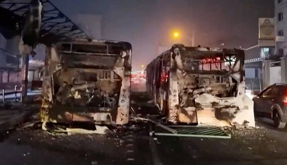 Сгоревшие автомобили на улице в Тегеране, 10 января
