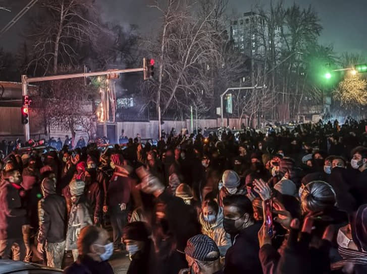Толпа протестующих в Тегеране, 9 января