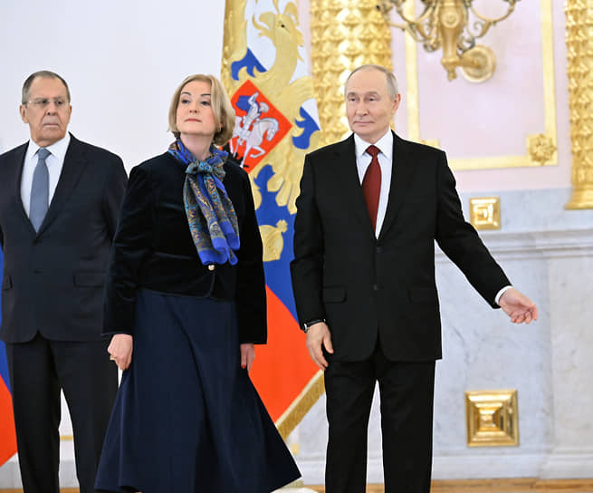 Слева направо: глава МИД РФ Сергей Лавров, посол Швеции в России Анна Кристина Тересе Юханнессон и президент РФ Владимир Путин 