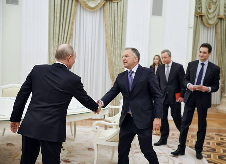 Президент России Владимир Путин (слева) и спецпосланник президента США Стивен Уиткофф (в центре) 