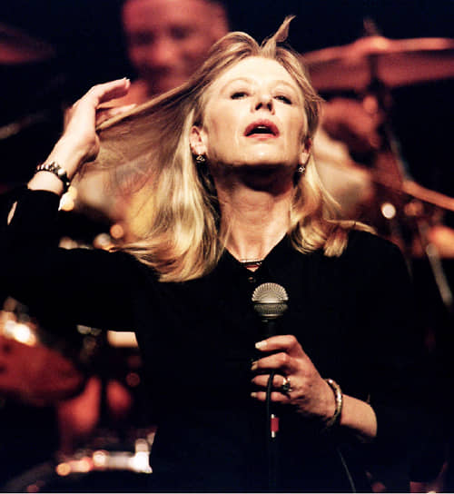 Марианна Фейтфулл на сцене Венской государственной оперы