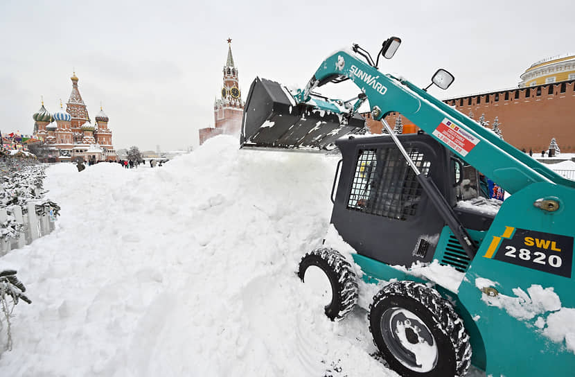 Уборка снега на Красной площади 