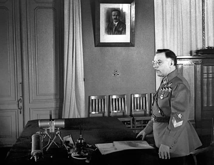 Климент Ворошилов в рабочем кабинете в Москве в 1939 году в звании народного комиссара обороны и маршала Советского Союза. Вскоре после этого он был смещен с военного поста, но сохранил политическое влияние