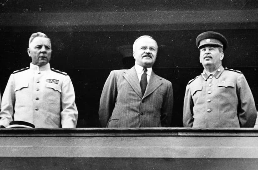 Иосиф Сталин, нарком иностранных дел Вячеслав Молотов и Климент Ворошилов на трибуне мавзолея Ленина после победы в Великой Отечественной войне в 1945 году