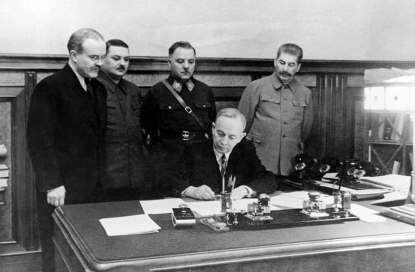 Подписание договора о взаимопомощи между СССР и просоветской Финляндской Демократической Республикой в декабре 1939 года. Неудачи советских войск в советско-финляндской войне подорвали позиции Климента Ворошилова как наркома обороны