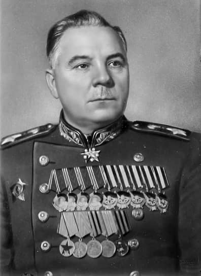 Парадная фотография маршала Советского Союза Климента Ворошилова, сделанная в 1940-х годах