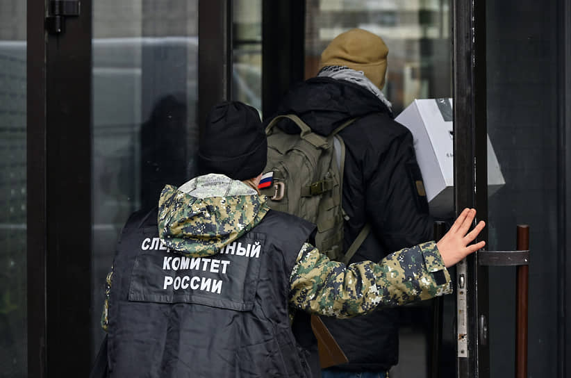 Сотрудники СКР у жилого дома на Волоколамском шоссе, где было совершено покушение на Владимира Алексеева