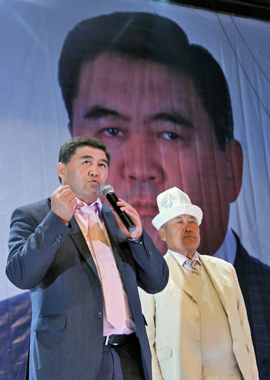 Камчыбек Ташиев (слева)