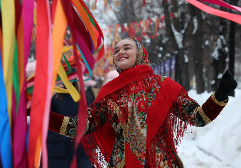 Тверской бульвар украшен масленичными елями