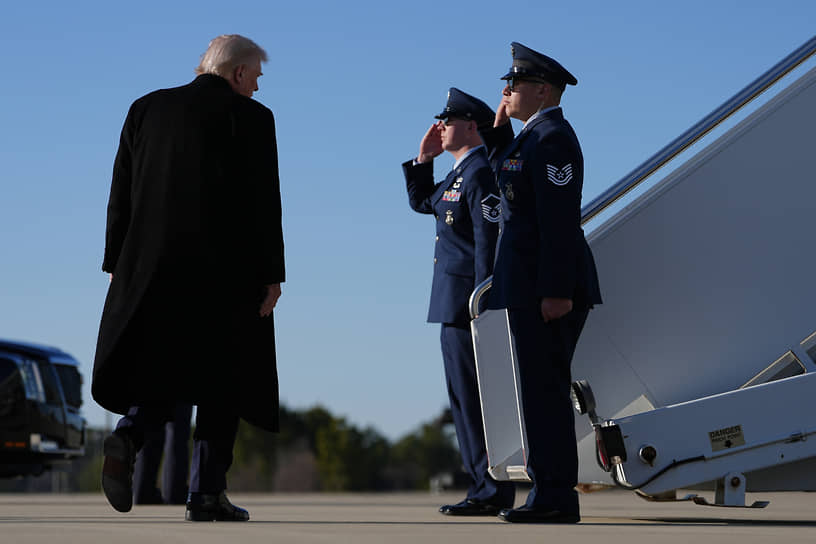 Президент США Дональд Трамп (справа)