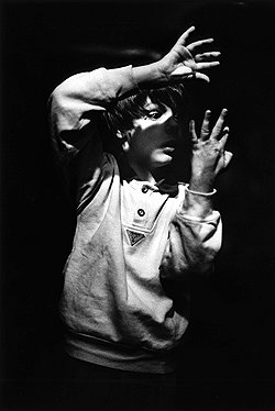 «Аутисты: опыт театра», Оливье Куланж, 2001. Оливье Куланж сделал серию фотографий французской театральной труппы, состоящей из детей-аутистов и детей с психическими отклонениями. Эта труппа существует более 20 лет, не раз принимала участие в различных театральных фестивалях, включая Авиньонский. 