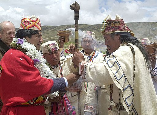 Инаугурация президента Боливии Эво Моралеса (слева). Ла-Пас, 21 января 2006 года 
