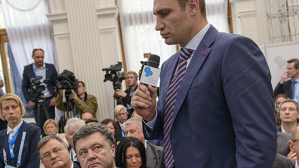 Лидер партии УДАР Виталий Кличко, бизнесмен и политик Петр Порошенко  