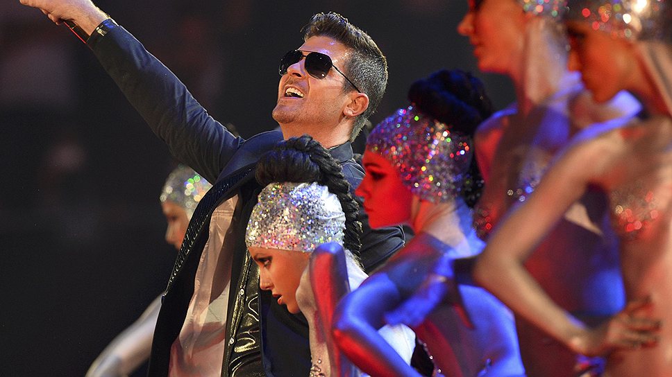Выступление американского R&B-певца Робина Алана Тика на церемонии MTV Europe Music Awards-2013 в Ziggo Dome в Амстердаме 