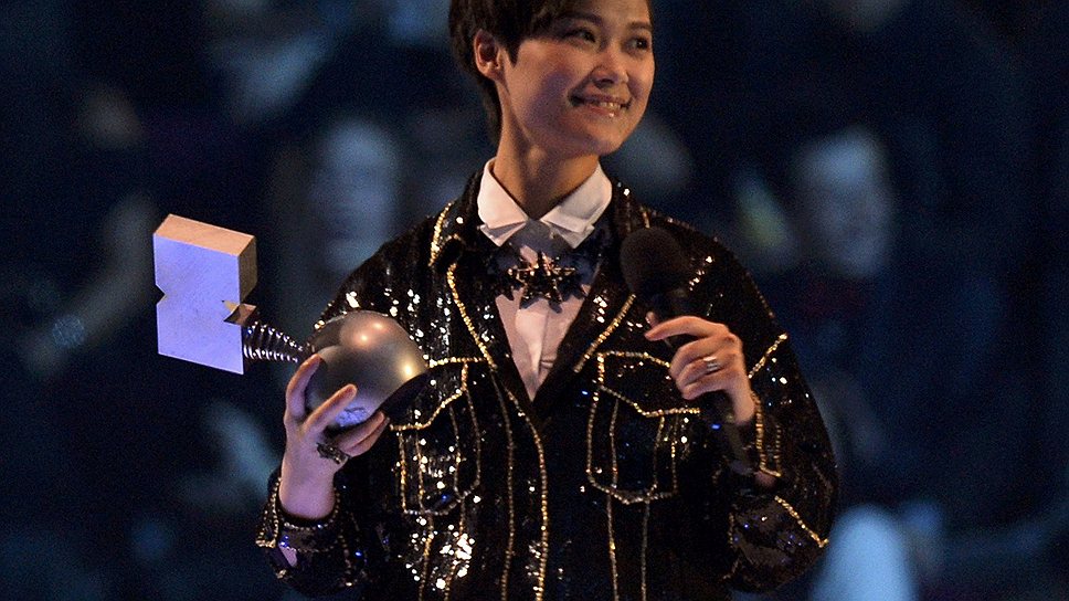 Неожиданным сюрпризом церемонии MTV Europe Music Awards-2013 стало то, что ни EXO, ни Джастин Бибер, ни One Direction не забрали домой награду в категории "Лучший международный исполнитель". Вместо них эту награду получила Крис Ли, которая представляла континентальный Китай и Гонконг 