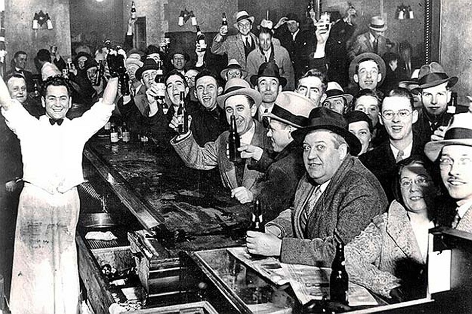 1933 год. В США отменили "сухой закон", который был введен в 1919 году