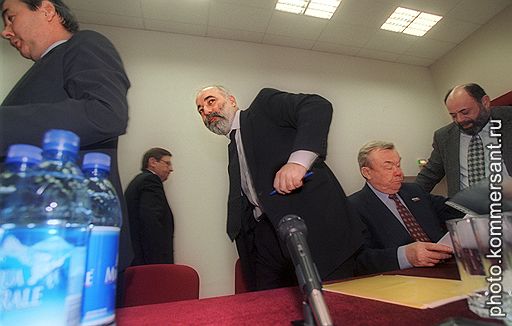 Генеральный директор Сибирско-уральского алюминиевого завода (СУАЛ) Виктор Вексельберг (в центре) на собрании акционеров по завершающему этапу реорганизации АО "СУАЛ".