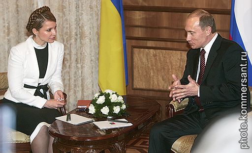 Визит Президента России Владимира Путина на Украину. Президент России Владимир Путин (справа) и премьер-министр Украины Юлия Тимошенко (слева) во время встречи.