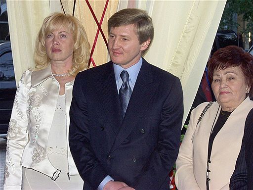Украина Донецк.  Хозяйственный суд Киева признал приватизацию металлургического комбината "Криворожсталь" незаконной 95. Украина. Донецк. 22 апреля. Совладелец металлургического комбината "Криворожсталь" донецкий бизнесмен Ринат Ахметов с супругой и матерью (на снимке). 