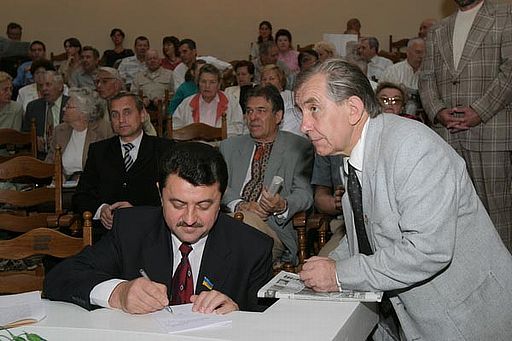 Председатель правления компании "Нафтогаз Украины" Алексей Ивченко (в центре)