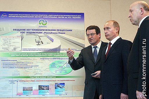 Визит Президента России в Нижний Новгород. Президент России Владимир Путин (в центре) и губернатор Нижегородской области Валерий Шанцев (справа) во время осмотра выставки в Нижегородском научно-исследовательском институте измерительных систем им. Седакова, демонстрирующей достижения института
