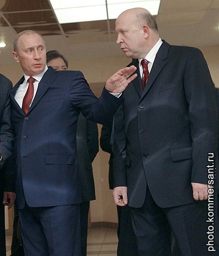 Перед началом заседания президент РФ Владимир Путин (слева) посетил НИИ измерительных систем, Нижегородский кремль и встретился с губернатором области Валерием Шанцевым (справа)
