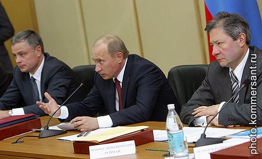 Президент России Владимир Путин (в центре), помощник Президента России Александр Абрамов (слева) и министр информационных технологий и связи России Леонид Рейман (справа) во время выездного заседания президиума Госсовета. На заседание обсуждалось развитие информационных и коммуникационных технологий