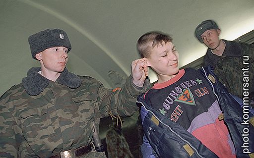 Рейд правоохранительных органов по поиску и задержанию беспризорников на улицах Москвы