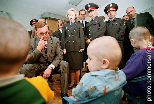 Сергей Степашин (второй слева) общается с беспризорными детьми во время посещения Московского детского приёмника-распределителя на улице Хачатуряна в Москве
