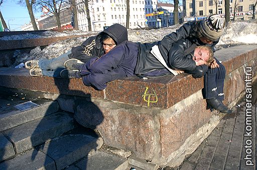 Мальчишки спят на парапете в Москве
