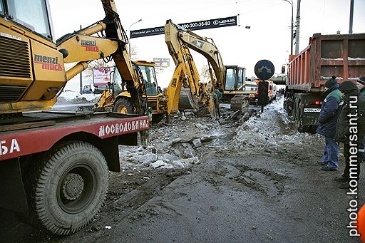 Сотрудники аварийной службы городского коммунального хозяйства устраняют последствия обвала грунта площадью 120 кв. метров на Минской улице на участке между площадью Ромэна Ролана и Кутузовским проспектом 