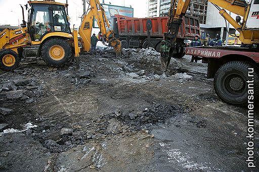 Сотрудники аварийной службы городского коммунального хозяйства устраняют последствия обвала грунта площадью 120 кв. метров на Минской улице на участке между площадью Ромэна Ролана и Кутузовским проспектом 