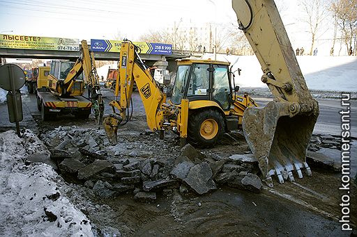 Сотрудники аварийной службы городского коммунального хозяйства устраняют последствия обвала грунта площадью 120 кв. метров на Минской улице на участке между площадью Ромэна Ролана и Кутузовским проспектом 