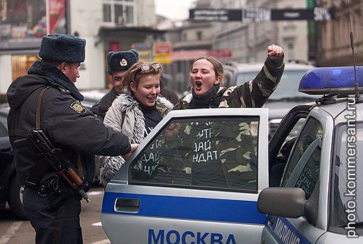 Активисты "Национал-большевисткой партиии" (НБП) во время проведения несанкционированной акции, за два часа до начала заседания новой Государственной Думы России они заблокировали выход из гостиницы "Марриотт-Аврора", где живут иногородние депутаты. Сотрудники милиции во время задержания активистов НБП
