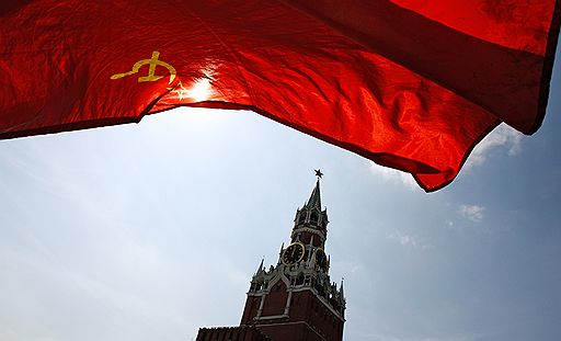 Красный флаг Коммунистической партии Российской Федерации (КПРФ) на фоне Спасской башни Кремля